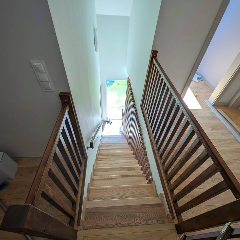 Gotowe schody drewniane z ciemną balustradą