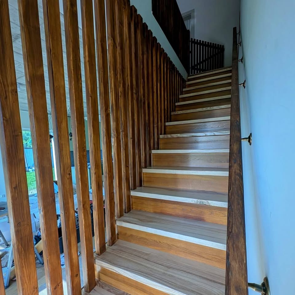 Schody drewniane z balustradą lamelową — realizacja pracowni